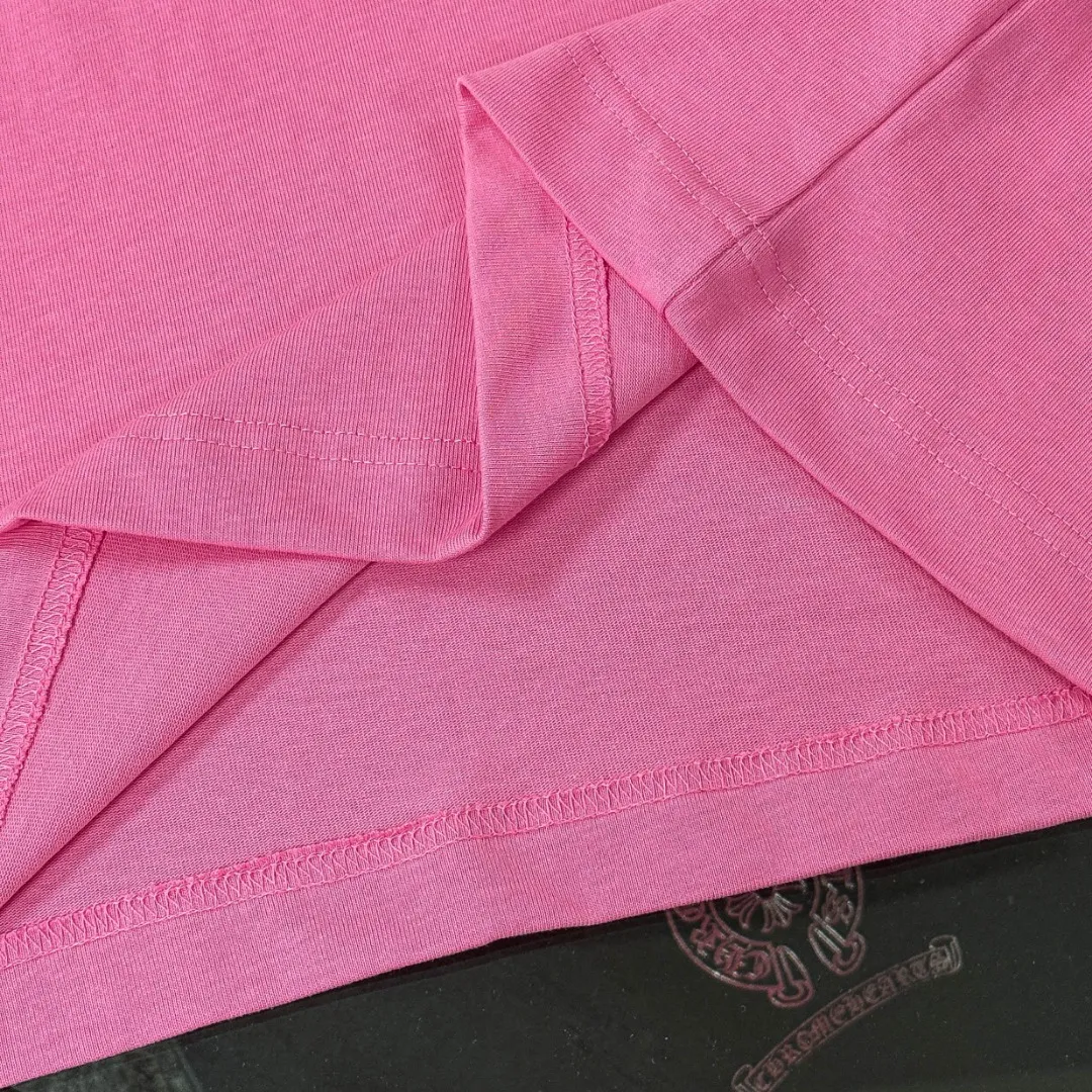 P170 Chrome Hearts Chrome Hearts 25 high version. The fabric is made of 300 grams of high-density cotton. It does not deform or shrink. It has three labels. It is the same style for men and women. Technology: digital printing. Color: white, black, pink. SIZE: S-XL